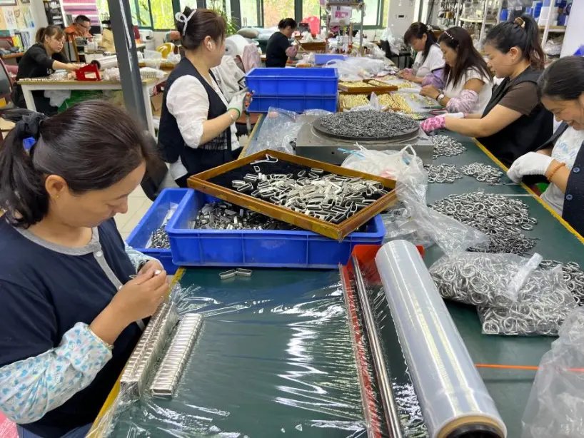 Kunyu Jewelry voltooit de verzending van 12.000 op maat gemaakte Cubaanse ketting- en armbandsets naar Noord-Amerika Kunyu Jewelry voltooit de verzending van 12.000 op maat gemaakte Cubaanse ketting- en armbandsets naar Noord-Amerika